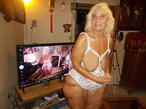 Pretty mature older moms nude pics