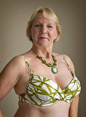 Mature tits in bras erotic pics