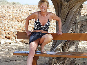 Fascinating mature upskirt pic